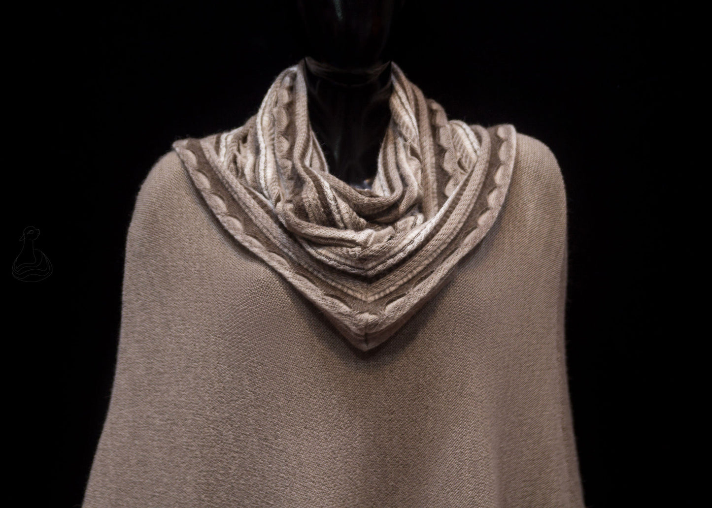 PONCHO AUS BABY-ALPAKA | Luxuriöser handgefertigter Poncho aus Peru | Leichter Poncho mit Kapuze