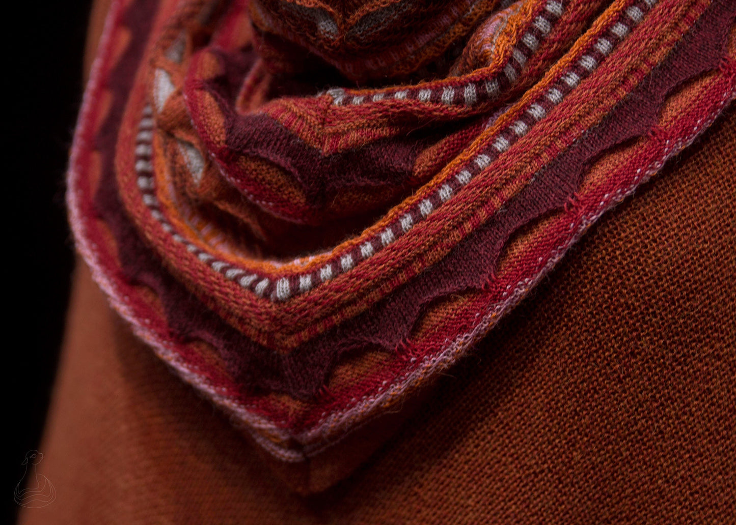 PONCHO AUS BABY-ALPAKA | Luxuriöser handgefertigter Poncho aus Peru | Leichter Poncho mit Kapuze